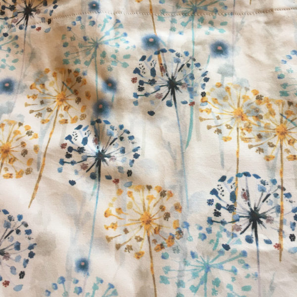 SturKnopf Tasche weiß mit blauen und gelben Pusteblumen – Detailansicht
