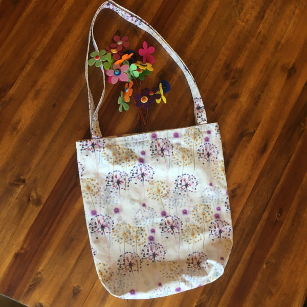 SturKnopf Tasche weiß mit lilafarbenen und gelben Pusteblumen