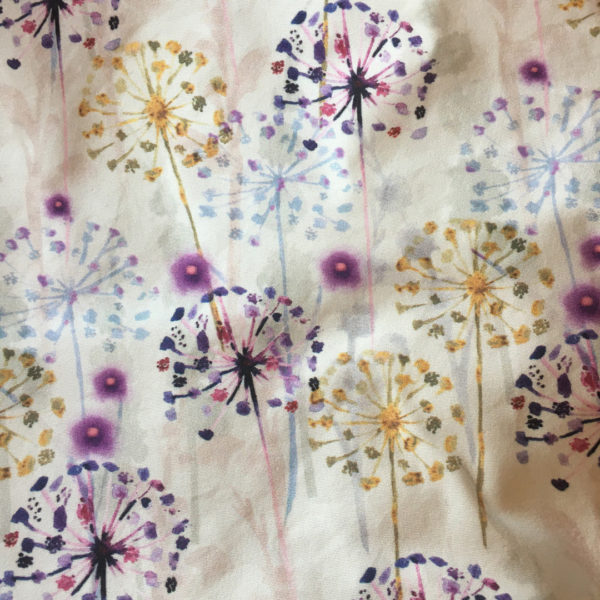 SturKnopf Tasche weiß mit lilafarbenen und gelben Pusteblumen – Detailansicht