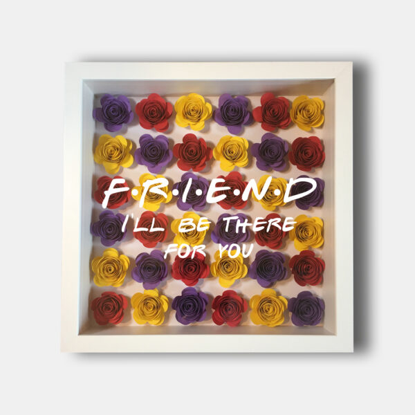 Bilderrahmen mit diagonal angeordneten, gerollten Papierblumen. Darauf der Text "Friend, I'll be there for you".