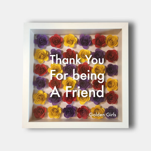 Bilderrahmen mit quadratisch angeordneten, gedrehten Papierblumen. Darauf der Aufdruck "Thank you for being a friend"