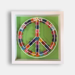 Das Peace-Zeichen aus gedrehten Papierblumen verschiedener Farben im Bilderrahmen. Darauf das Peace-Zeichen und die Worte "Hope, Peace, Love" aus Vinylfolie