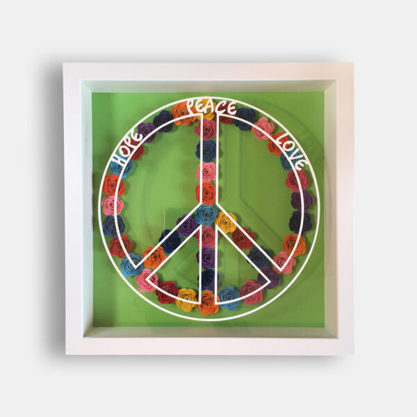 Das Peace-Zeichen aus gedrehten Papierblumen verschiedener Farben im Bilderrahmen. Darauf das Peace-Zeichen und die Worte "Hope, Peace, Love" aus Vinylfolie