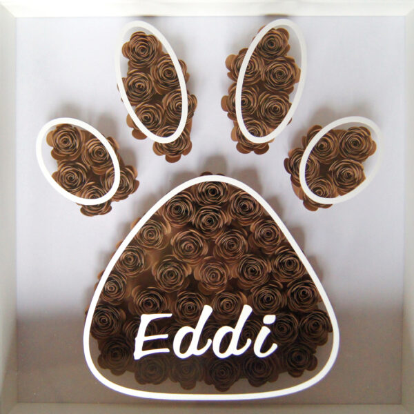 Hundepfote aus Papierblumen und als Vinylaufdruck, personalisiert mit dem Namen Eddi