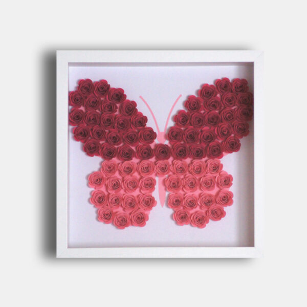Bilderrahmen mit Schmetterling aus gerollten Papierblumen in Rot und Rosa
