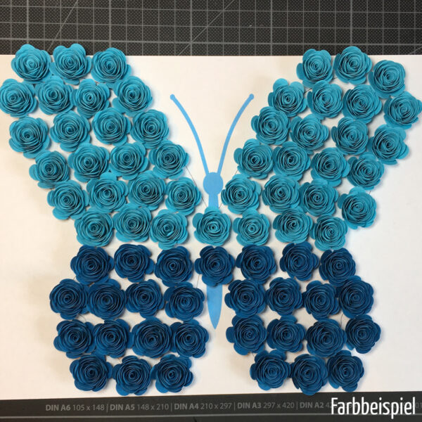 Schmetterling aus gerollten Papierblumen in Himmelblau und Mittelblau
